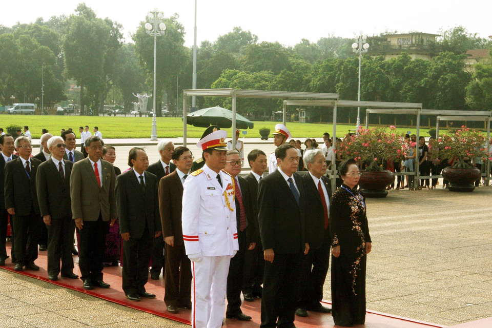 Đoàn đại biểu dự Đại hội đại biểu toàn quốc Mặt trận Tổ quốc Việt Nam lần thứ IX do ông Trần Thanh Mẫn, Bí thư Trung ương Đảng, Chủ tịch Ủy ban Trung ương Mặt trận Tổ quốc Việt Nam khóa VIII làm Trưởng đoàn đến đặt vòng hoa và vào Lăng viếng Chủ tịch Hồ Chí Minh. (Ảnh: Nguyễn Dân/TTXVN)