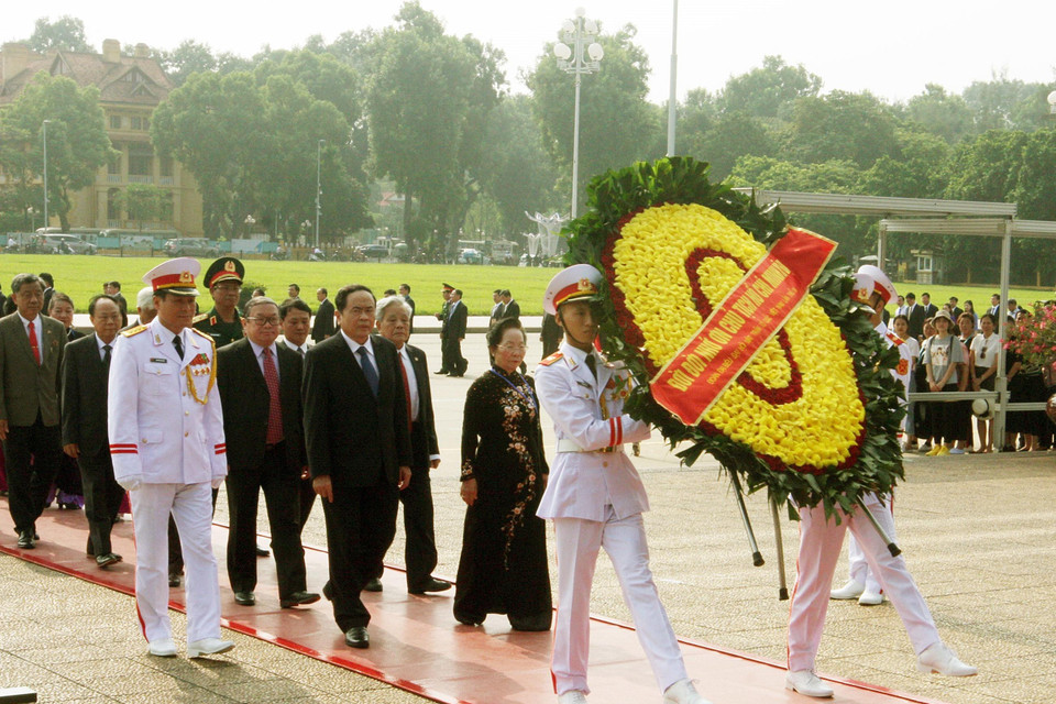Đoàn đại biểu dự Đại hội đại biểu toàn quốc Mặt trận Tổ quốc Việt Nam lần thứ IX do ông Trần Thanh Mẫn, Bí thư Trung ương Đảng, Chủ tịch Ủy ban Trung ương Mặt trận Tổ quốc Việt Nam khóa VIII làm Trưởng đoàn đến đặt vòng hoa và vào Lăng viếng Chủ tịch Hồ Chí Minh. (Ảnh: Nguyễn Dân/TTXVN)