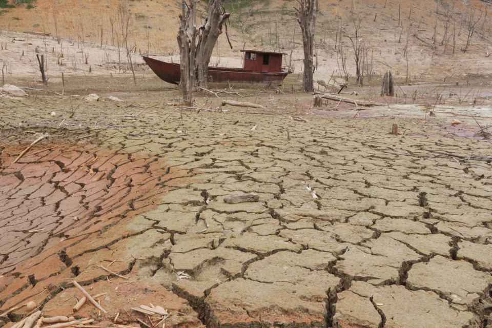 Đất dưới lòng hồ nứt nẻ, trơ đáy. (Ảnh: Nguyễn Oanh/TTXVN)
