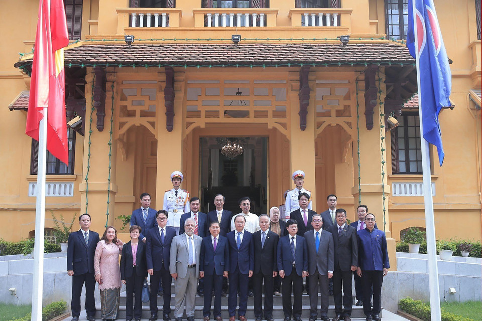 Các đại biểu tham dự Lễ thượng cờ nhân dịp kỷ niệm 52 năm Ngày thành lập Hiệp hội các quốc gia Đông Nam Á (ASEAN). (Ảnh: Lâm Khánh/TTXVN)