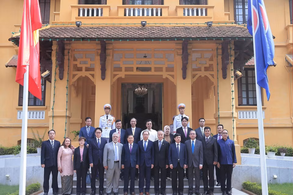 Các đại biểu tham dự Lễ thượng cờ nhân dịp kỷ niệm 52 năm Ngày thành lập Hiệp hội các quốc gia Đông Nam Á (ASEAN). (Ảnh: Lâm Khánh/TTXVN)