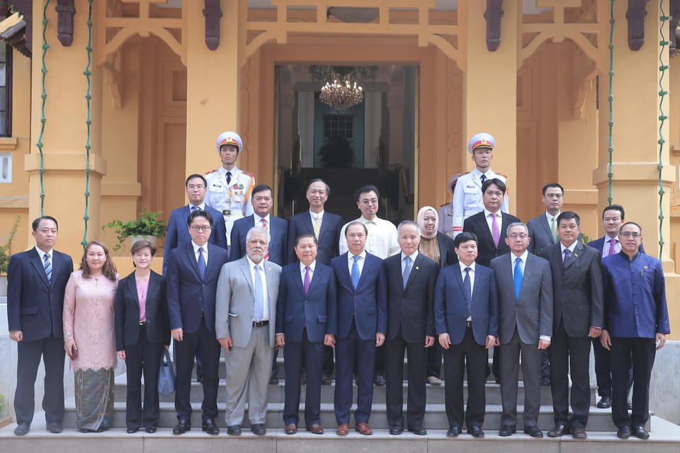 Các đại biểu tham dự Lễ thượng cờ nhân dịp kỷ niệm 52 năm Ngày thành lập Hiệp hội các quốc gia Đông Nam Á (ASEAN). (Ảnh: Lâm Khánh/TTXVN)