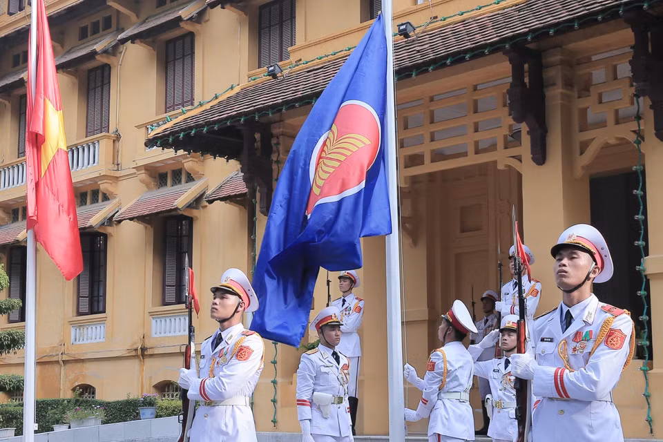 Nghi thức thượng cờ nhân dịp kỷ niệm 52 năm Ngày thành lập Hiệp hội các quốc gia Đông Nam Á (ASEAN). (Ảnh: Lâm Khánh/TTXVN)