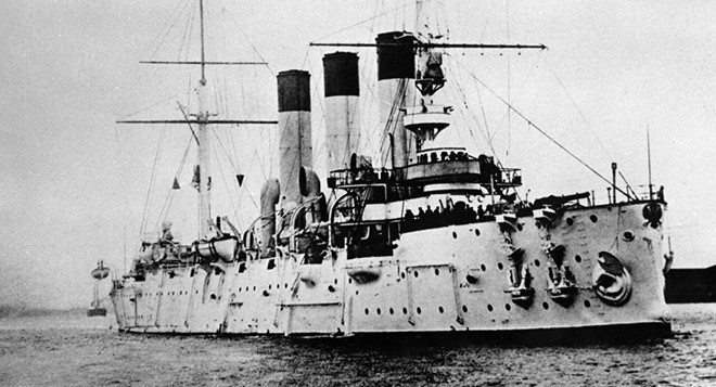 Đúng 21h40 phút tối 7/11/1917 (25/10 theo lịch Nga cũ), Tuần dương hạm Rạng Đông nã pháo vào Cung điện Mùa Đông, chính thức mở đầu cuộc Cách mạng Tháng Mười. (Ảnh: Tư liệu/TTXVN)