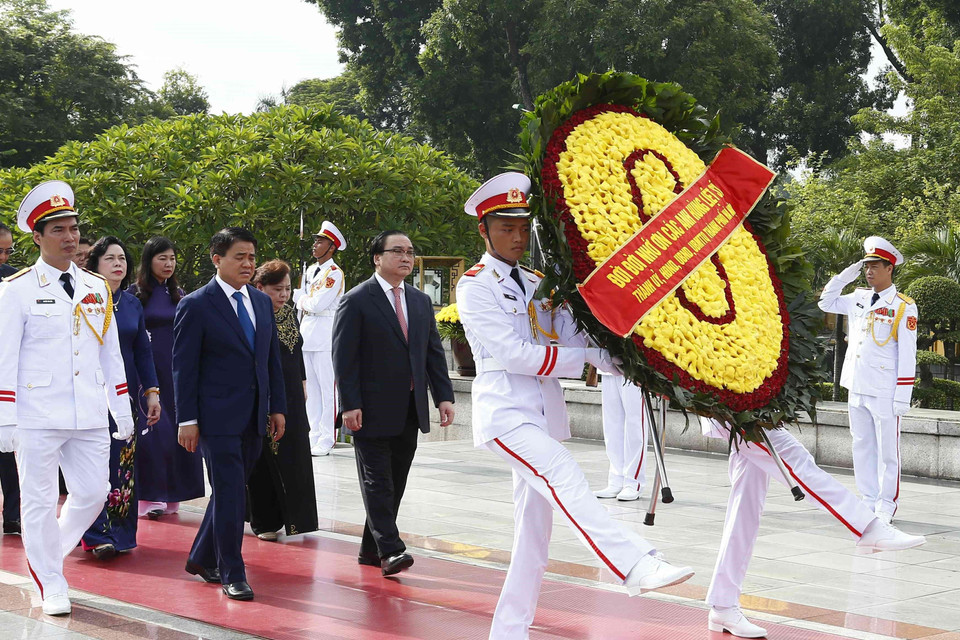 Đoàn đại biểu thành phố Hà Nội đặt vòng hoa, dâng hương tưởng niệm các Anh hùng Liệt sỹ. (Ảnh: Văn Điệp/TTXVN)