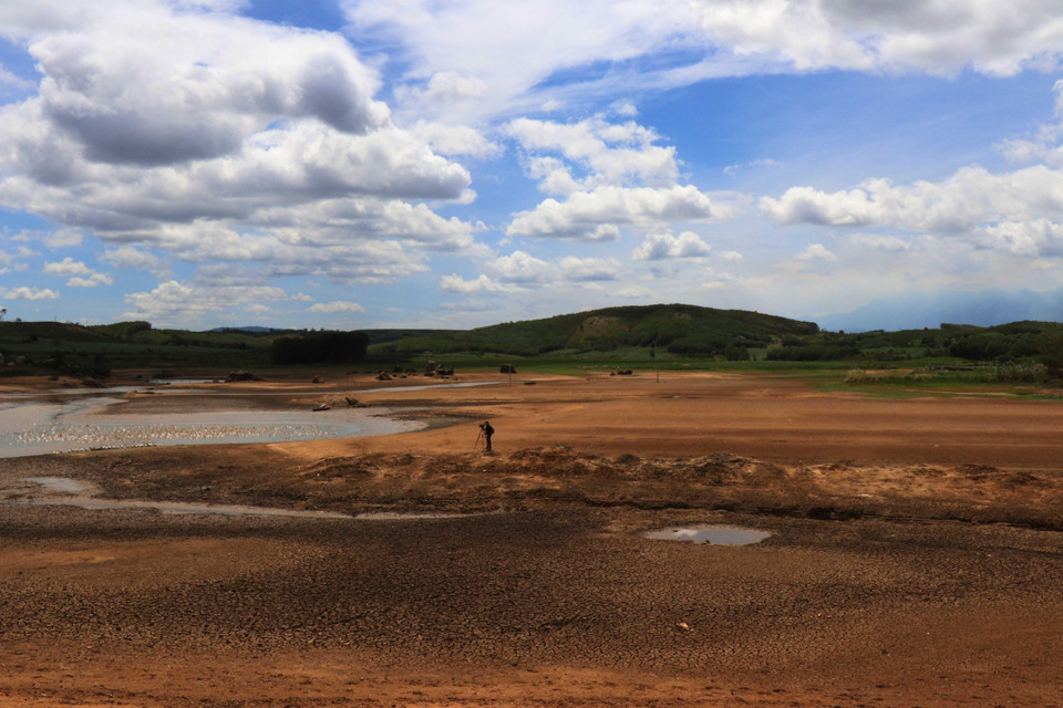 Hồ thủy lợi Ea Kpal bị cạn trơ đáy do hạn hán. (Ảnh: Tuấn Anh/TTXVN)