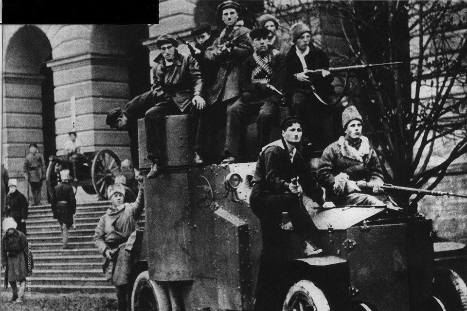 Lực lượng Cận vệ Đỏ và xe bọc thép bảo vệ Điện Smolny ở Petrograd, ngày 20/10/1917, 5 ngày trước khi diễn ra cuộc đánh chiếm Cung điện Mùa Đông của Cách mạng Tháng Mười Nga. (Ảnh: Tư liệu/TTXVN)
