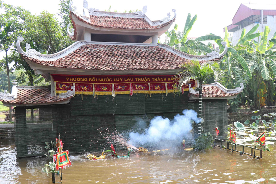 Màn biểu diễn Tứ linh của phường múa rối nước Đồng Ngư, xã Ngũ Thái (Thuận Thành, Bắc Ninh). (Ảnh: Diệp Trương/TTXVN)