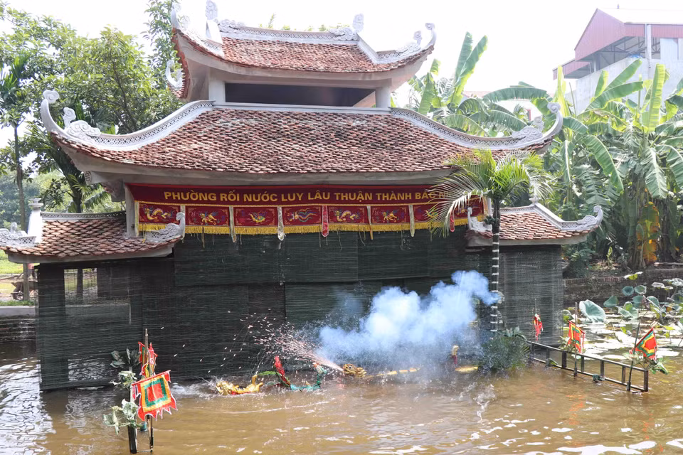 Màn biểu diễn Tứ linh của phường múa rối nước Đồng Ngư, xã Ngũ Thái (Thuận Thành, Bắc Ninh). (Ảnh: Diệp Trương/TTXVN)
