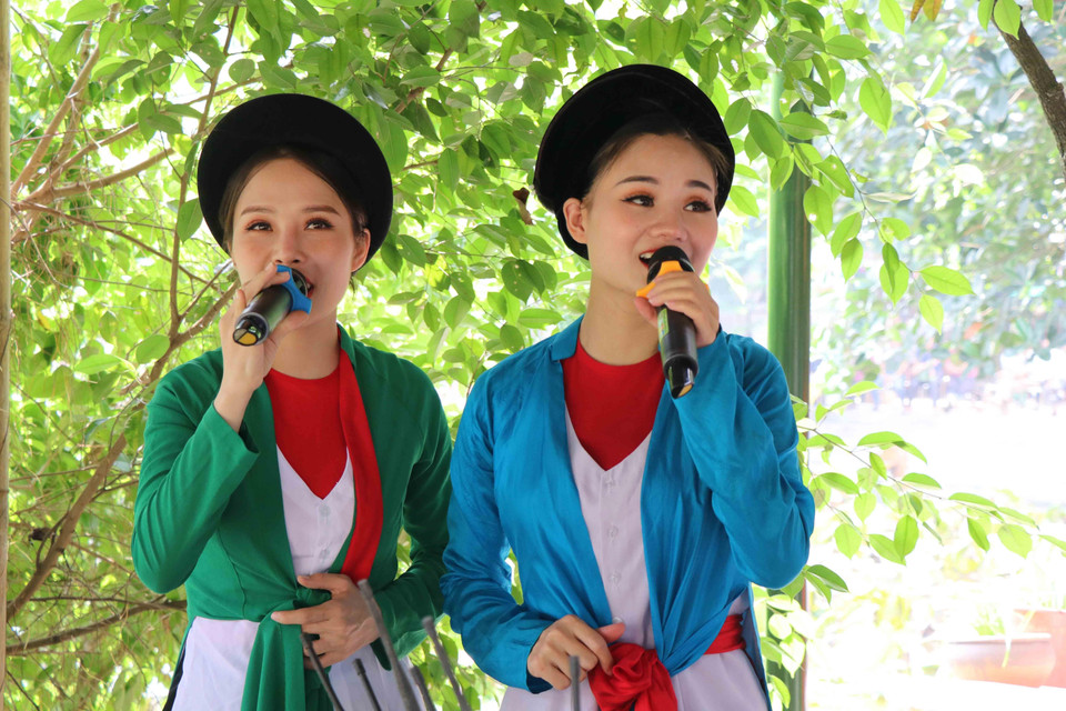 Các nghệ nhân hát Dân ca Quan họ, làm nhạc đệm cho màn múa rối nước Đồng Ngư, xã Ngũ Thái (Thuận Thành, Bắc Ninh). (Ảnh: Diệp Trương/TTXVN)