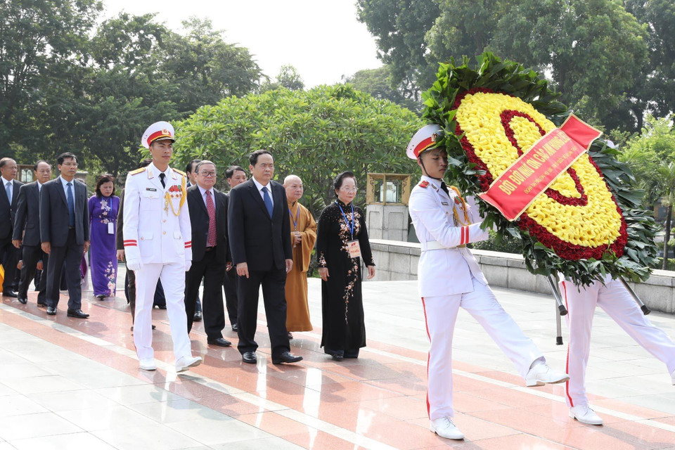 Đoàn đại biểu dự Đại hội đại biểu toàn quốc Mặt trận Tổ quốc Việt Nam lần thứ IX do ông Trần Thanh Mẫn, Bí thư Trung ương Đảng, Chủ tịch Ủy ban Trung ương Mặt trận Tổ quốc Việt Nam khóa VIII làm Trưởng đoàn đến đặt vòng hoa, dâng hương tưởng niệm các Anh hùng, Liệt sỹ tại Đài tưởng niệm Bắc Sơn. (Ảnh: Lâm Khánh/TTXVN)