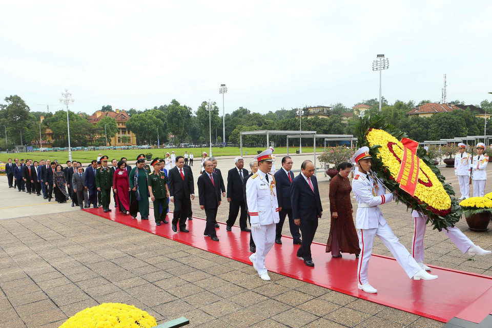 Lãnh đạo Đảng và Nhà nước đặt vòng hoa, vào Lăng viếng Chủ tịch Hồ Chí Minh. (Ảnh: Doãn Tấn/TTXVN)