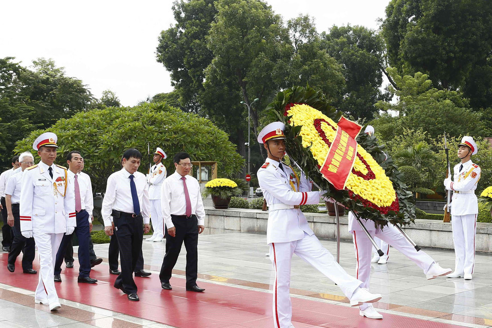 Đoàn đại biểu Bộ Ngoại giao đặt vòng hoa, dâng hương tưởng niệm các Anh hùng Liệt sỹ. (Ảnh: Văn Điệp/TTXVN)