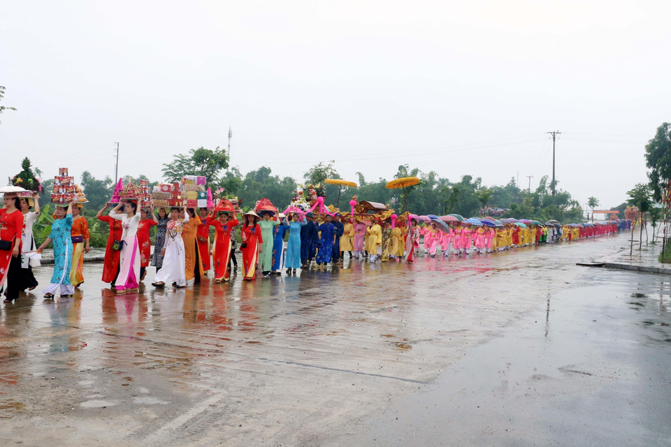 Lễ Rước nước từ Sông Hồng vào đền theo tục thờ Thủy thần. (Ảnh: Đại Nghĩa/TTXVN)