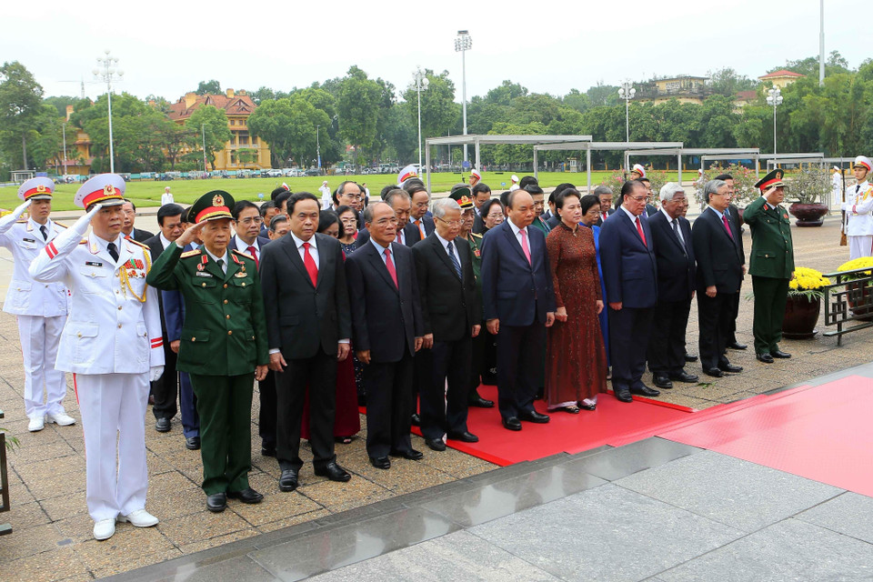 Lãnh đạo Đảng và Nhà nước đặt vòng hoa, vào Lăng viếng Chủ tịch Hồ Chí Minh. (Ảnh: Doãn Tấn/TTXVN)