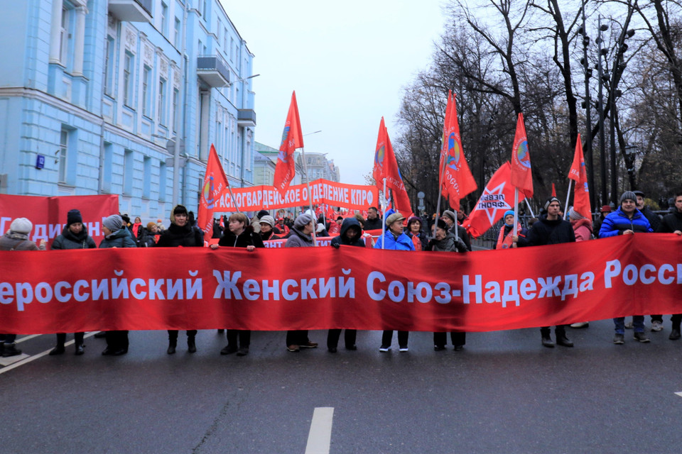 Phong trào Phụ nữ toàn Nga mang tên Nước Nga hy vọng trong đoàn tuần hành. (Ảnh: Trần Hiếu/TTXVN)