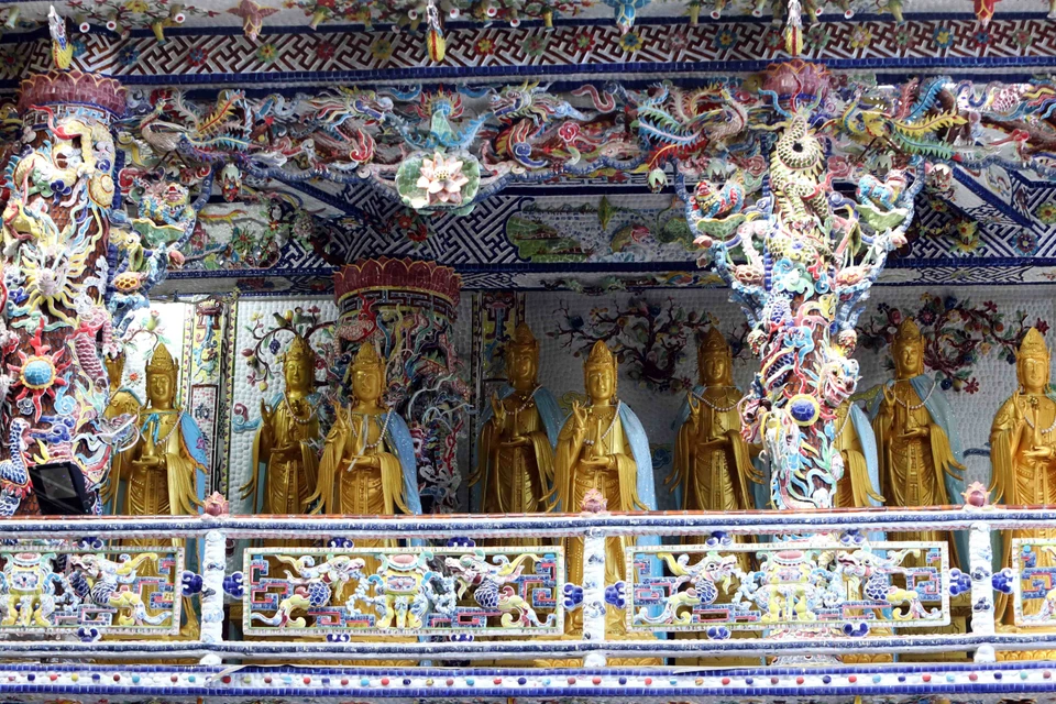 Hơn 300 tượng Quan Thế Âm được xếp trong nội điện. (Ảnh: Nhật Anh/TTXVN)