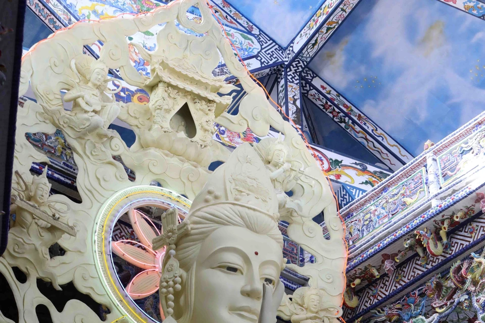 Nội điện có tượng Phật Quan Thế Âm Bồ Tát cao 17m.(Ảnh: Nhật Anh/TTXVN)