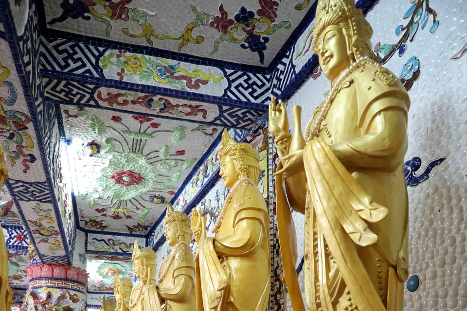 Những bức tượng sáp giống như người thật được trưng bày trong chùa. (Ảnh: Nhật Anh/TTXVN)