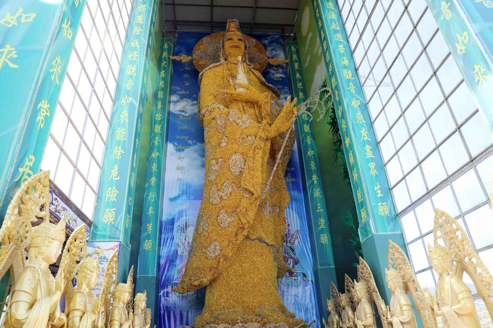 Bức tượng Quan Thế âm Bồ tát đã được tổ chức kỷ lục châu Á ghi nhận là Tượng Phật làm bằng hoa lớn nhất châu Á với chiều cao lên tới 17m, nặng khoảng 3 tấn được kết bằng 650.000 đóa hoa bất tử. (Ảnh: Nhật Anh/TTXVN)