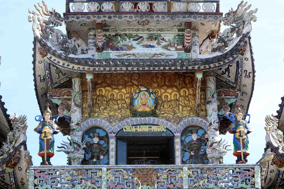 Chùa Linh Phước với lối kiến trúc khảm mảnh sành sứ rất độc đáo. (Ảnh: Nhật Anh/TTXVN)