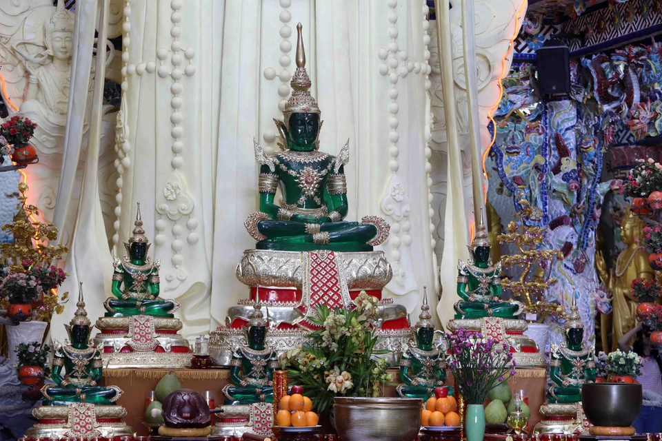 Những bức tượng phật ngọc quý hiếm tại chùa Linh Phước. (Ảnh: Nhật Anh/TTXVN)