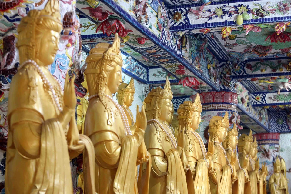 Hơn 300 tượng Quan Thế Âm được xếp trong nội điện. (Ảnh: Nhật Anh/TTXVN)