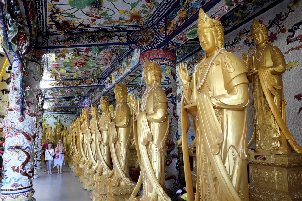 Chùa Linh Phước thu hút du khách trong và ngoài nước. (Ảnh: Nhật Anh/TTXVN)