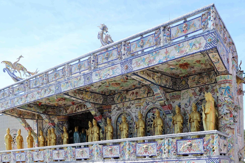 Hơn 300 tượng Quan Thế Âm được xếp trong nội điện. (Ảnh: Nhật Anh/TTXVN)