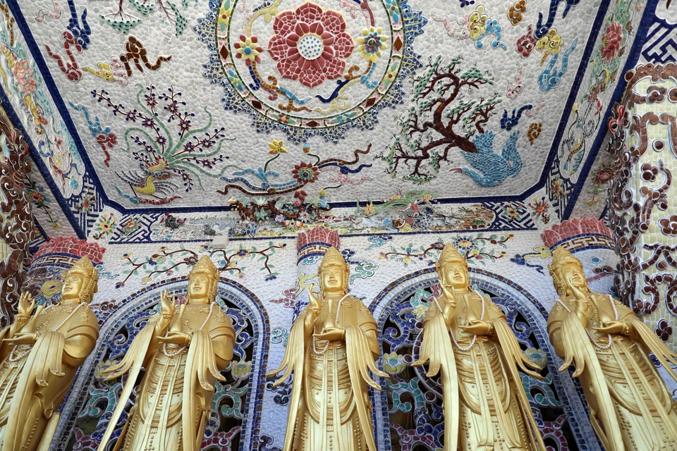 Nét hoa văn độc đáo trong kiến trúc chùa Linh Phước. (Ảnh: Nhật Anh/TTXVN)