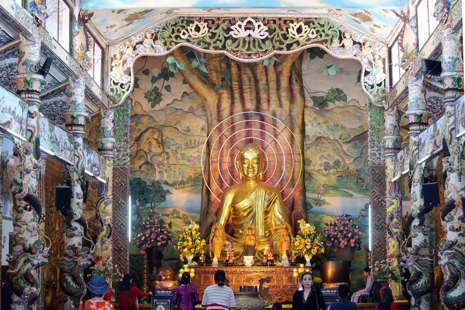 Chánh điện chùa Linh Phước. (Ảnh: Nhật Anh/TTXVN)