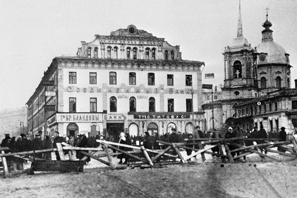 Dựng chướng ngại vật ở Petrograd trong những ngày Cách mạng. (Ảnh: Tư liệu/TTXVN)