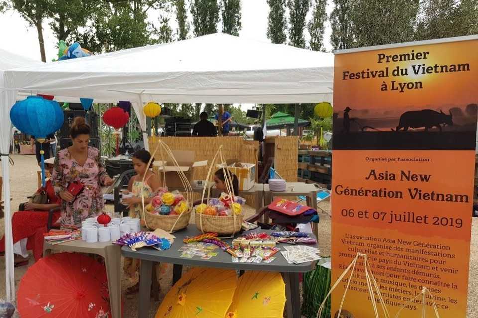 Gian hàng đồ thủ công mỹ nghệ Việt Nam. (Ảnh: Linh Hương/TTXVN)