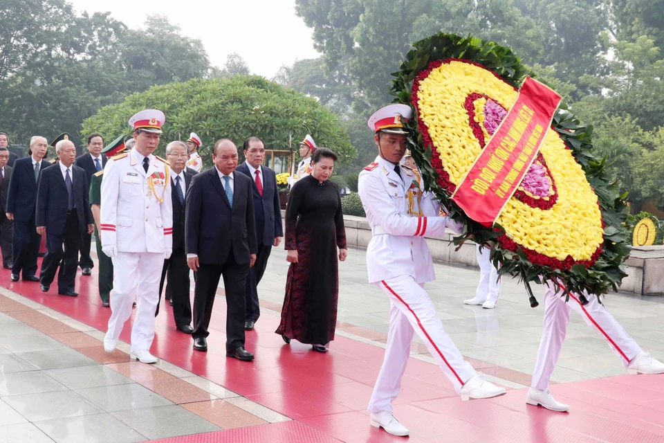 Đoàn đại biểu Lãnh đạo và nguyên lãnh đạo Đảng, Nhà nước, Mặt trận Tổ quốc Việt Nam đặt vòng hoa, tưởng niệm các Anh hùng liệt sỹ. (Ảnh: Văn Điệp/TTXVN)