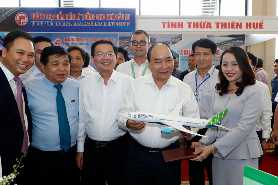 Thủ tướng Nguyễn Xuân Phúc thăm các gian hàng trưng bày tại hội nghị. (Ảnh: Thống Nhất/TTXVN)