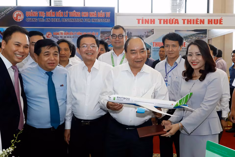 Thủ tướng Nguyễn Xuân Phúc thăm các gian hàng trưng bày tại hội nghị. (Ảnh: Thống Nhất/TTXVN)