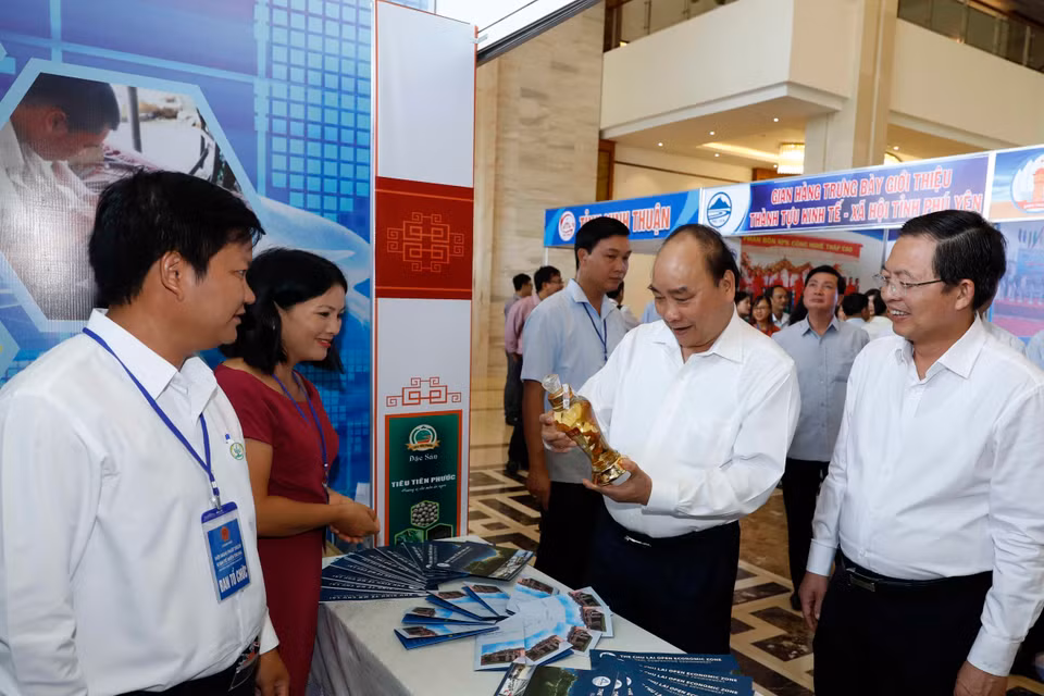 Thủ tướng Nguyễn Xuân Phúc thăm các gian hàng trưng bày tại hội nghị. (Ảnh: Thống Nhất/TTXVN)