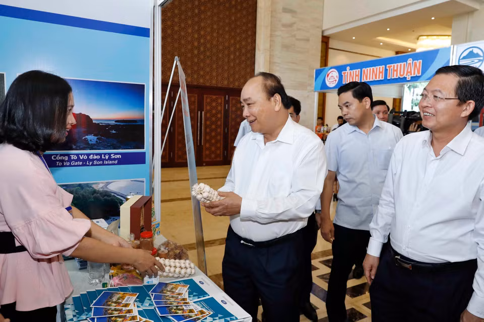 Thủ tướng Nguyễn Xuân Phúc thăm các gian hàng trưng bày tại hội nghị. (Ảnh: Thống Nhất/TTXVN)