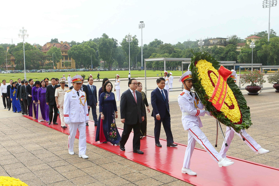 Đoàn đại biểu Thành phố Hà Nội vào Lăng viếng Chủ tịch Hồ Chí Minh.