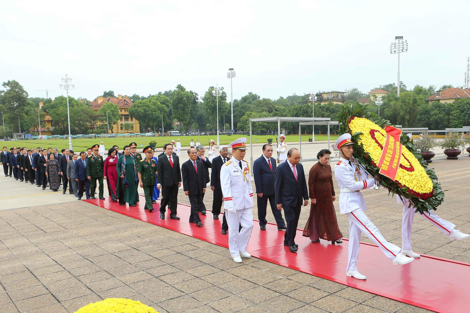 Lãnh đạo Đảng và Nhà nước đặt vòng hoa, vào Lăng viếng Chủ tịch Hồ Chí Minh. (Ảnh: Doãn Tấn/TTXVN)