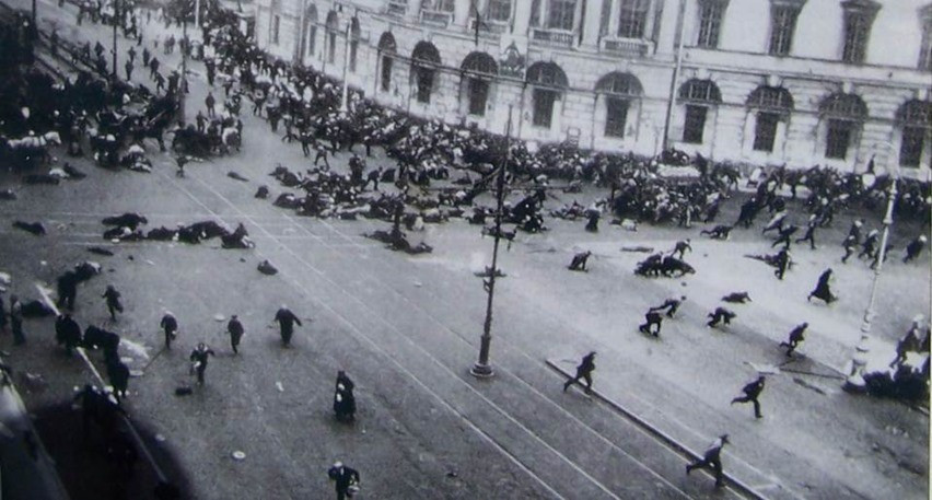 Những người biểu tình trên ngã tư Đại lộ Nevsky và đường Sadovay trong thành phố Petrograd đang bỏ chạy khi quân đội Chính phủ tư sản lâm thời nã đạn vào giữa đám đông dân chúng. (Ảnh: Tư liệu/TTXVN)