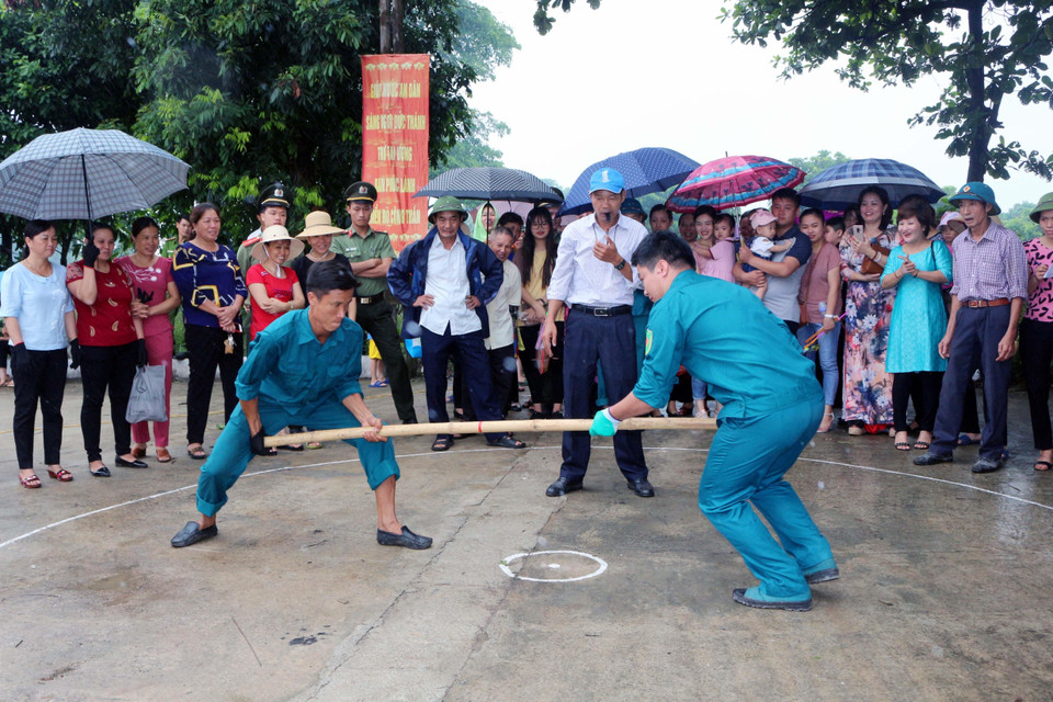 Các trò chơi dân gian thi đánh gậy tại lễ hội. (Ảnh: Đại Nghĩa/TTXVN)