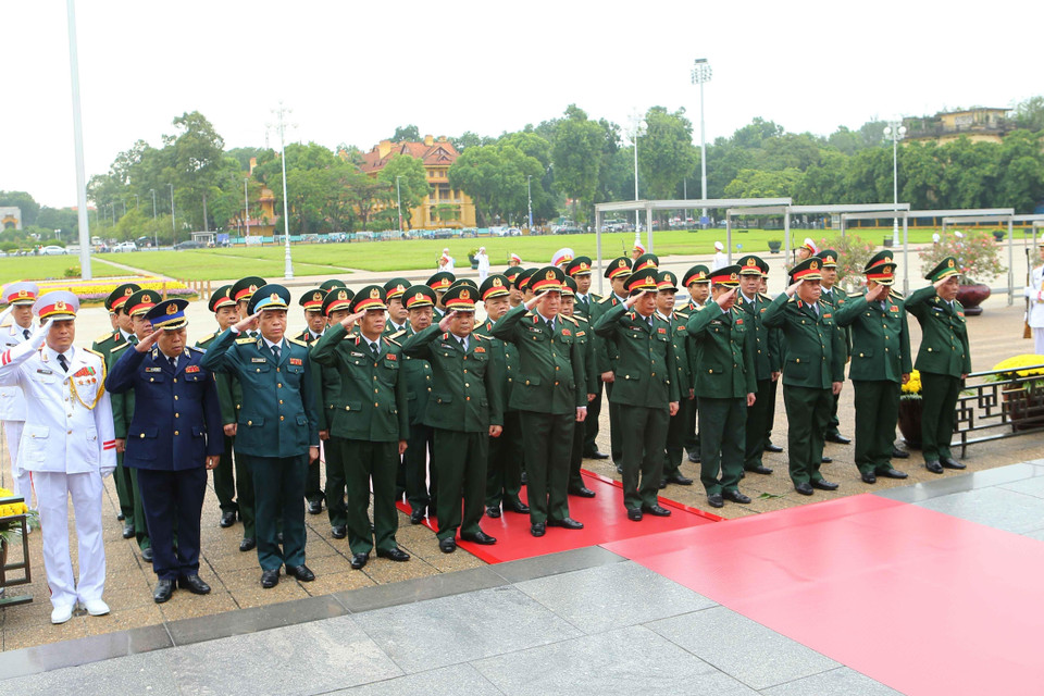 Đoàn đại biểu Quân ủy Trung ương và Bộ Quốc phòng vào Lăng viếng Chủ tịch Hồ Chí Minh. (Ảnh: Doãn Tấn/TTXVN)