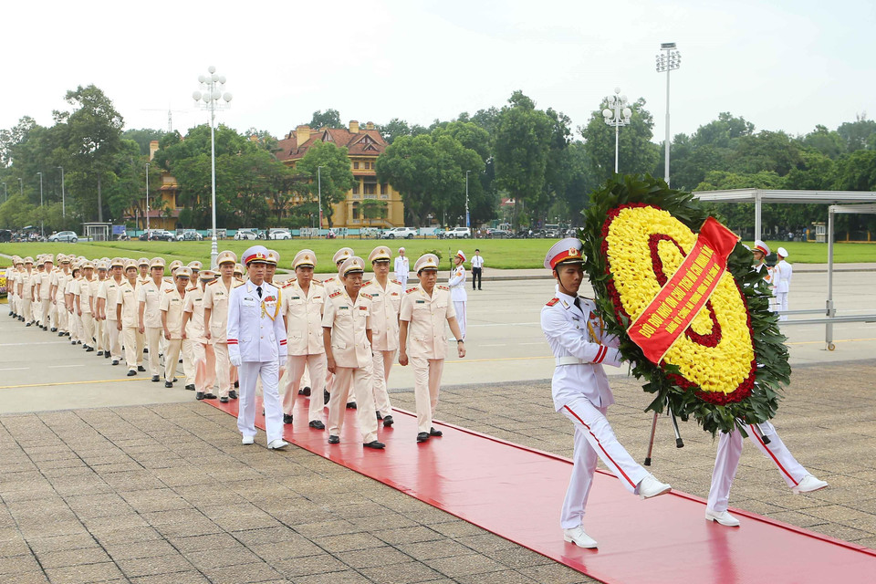 Đoàn đại biểu Đảng ủy Công an Trung ương và Bộ Công an tới đặt vòng hoa, vào Lăng viếng Chủ tịch Hồ Chí Minh. (Ảnh: Doãn Tấn/TTXVN)