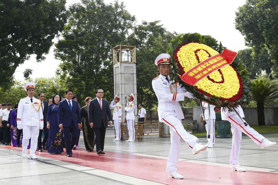 Đoàn đại biểu thành phố Hà Nội đặt vòng hoa, dâng hương tưởng niệm các Anh hùng Liệt sỹ. (Ảnh: Văn Điệp/TTXVN)