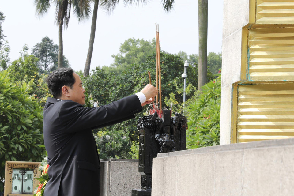 Bí thư Trung ương Đảng, Chủ tịch Ủy ban Trung ương Mặt trận Tổ quốc Việt Nam Trần Thanh Mẫn dâng hương. (Ảnh: Lâm Khánh/TTXVN)