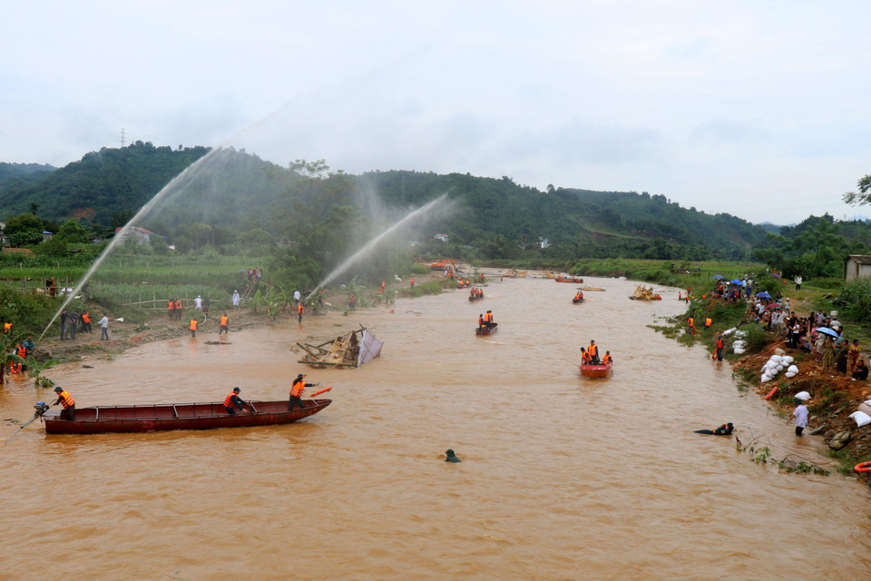 Cuộc diễn tập có sự tham gia của hơn 1.000 người gồm bộ đội thường trực, dân quân tự vệ, công an, bộ đội biên phòng, các ban, ngành và nhân dân xã Cốc San, huyện Bát Xát. (Ảnh: Quốc Khánh/TTXVN)