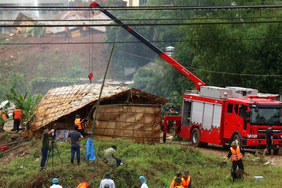 Diễn tập di chuyển đồ đạc, nhà cửa của người dân ra khỏi vùng lũ. (Ảnh: Quốc Khánh/TTXVN)
