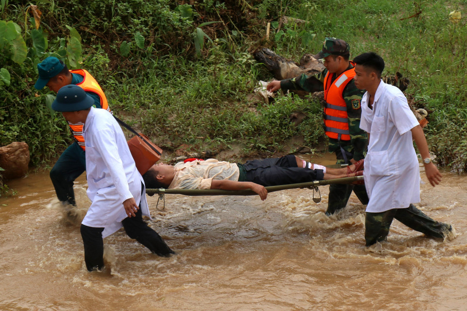 Cuộc diễn tập nhằm mục đích giảm thiểu tối đa thiệt hại về người và tài sản khi xảy ra sự cố lũ ống, lũ quét, sạt lở đất đá. (Ảnh: Quốc Khánh/TTXVN)