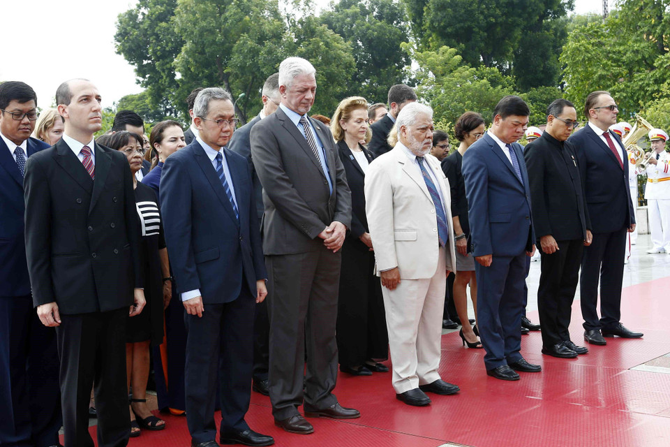 Đoàn đại biểu Ngoại giao, đại sứ quán các nước tại Hà Nội đặt vòng hoa tưởng niệm các Anh hùng liệt sỹ. (Ảnh: Văn Điệp/TTXVN)